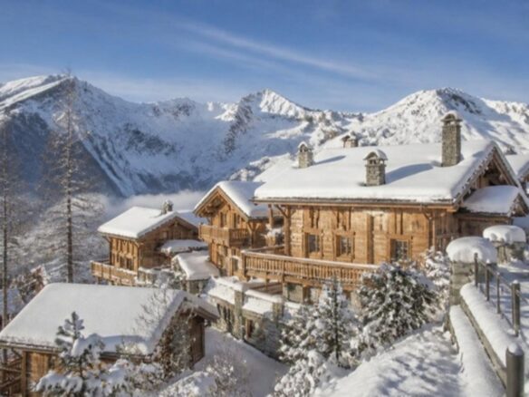 Chalets en bois sous la neige dans un village de montagne en Valais