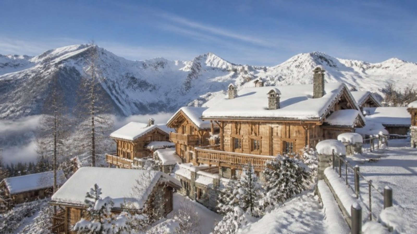 Chalets en bois sous la neige dans un village de montagne en Valais